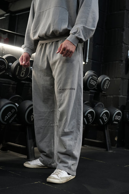 HERCSTUDIOS Sweatpants model fit reference in Light Grey - front leg detail
