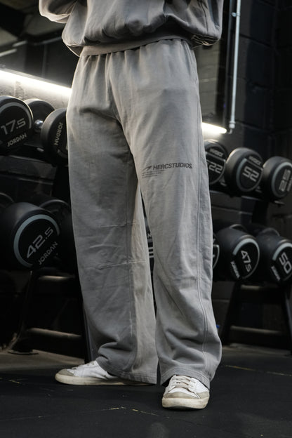HERCSTUDIOS Sweatpants model fit reference in Light Grey - full leg